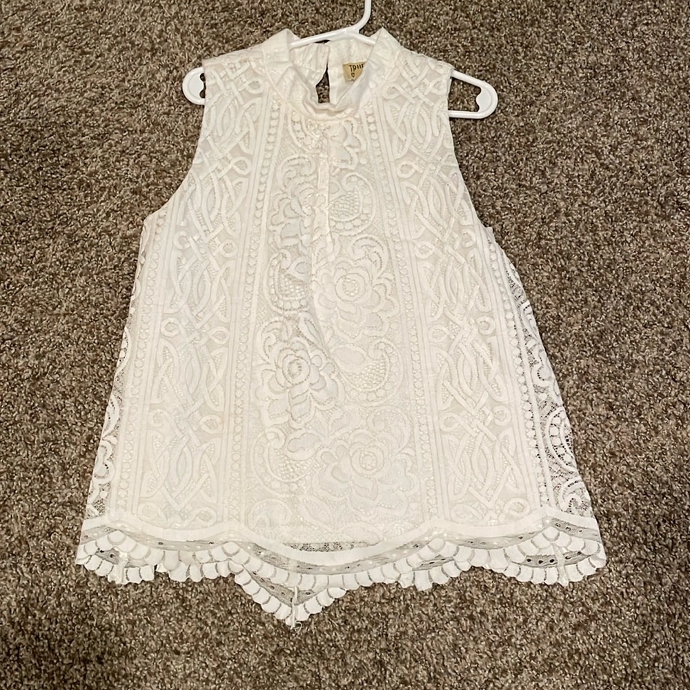 Beautiful, sleeveless lace top!